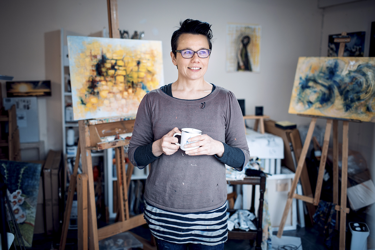 commercial-portrait-of-painter-in-her-studio-for-photography-project
